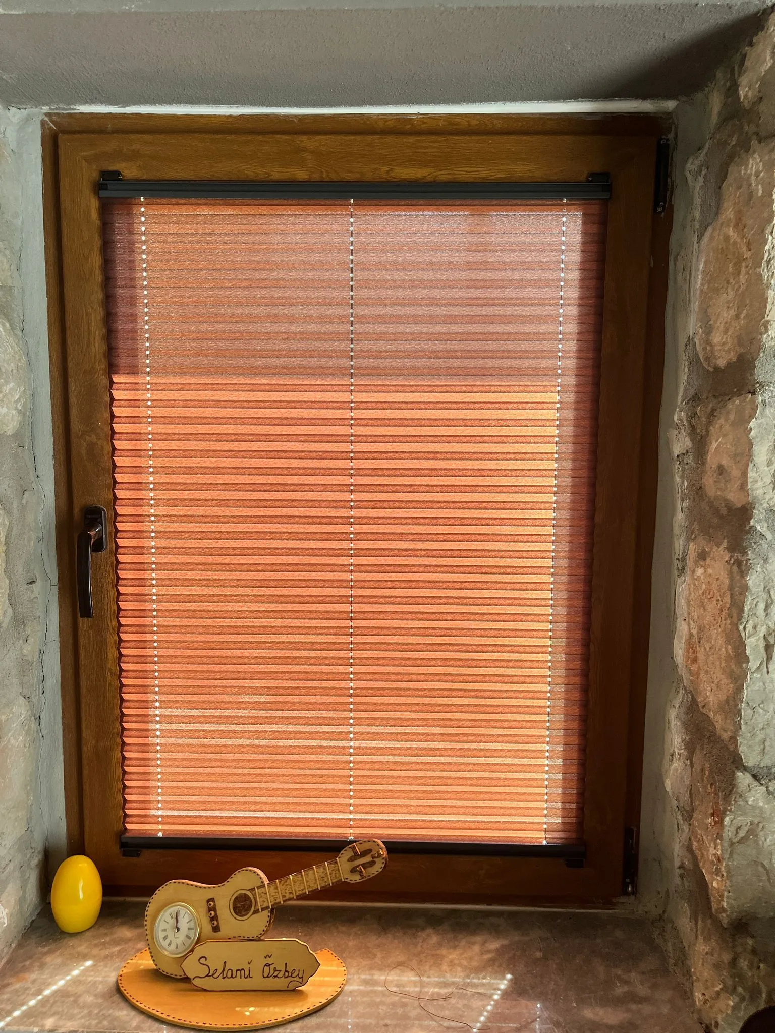 Plise banyo perdesi renkli pleats perde taş çerçeveli pencere uygulaması – Fethiye