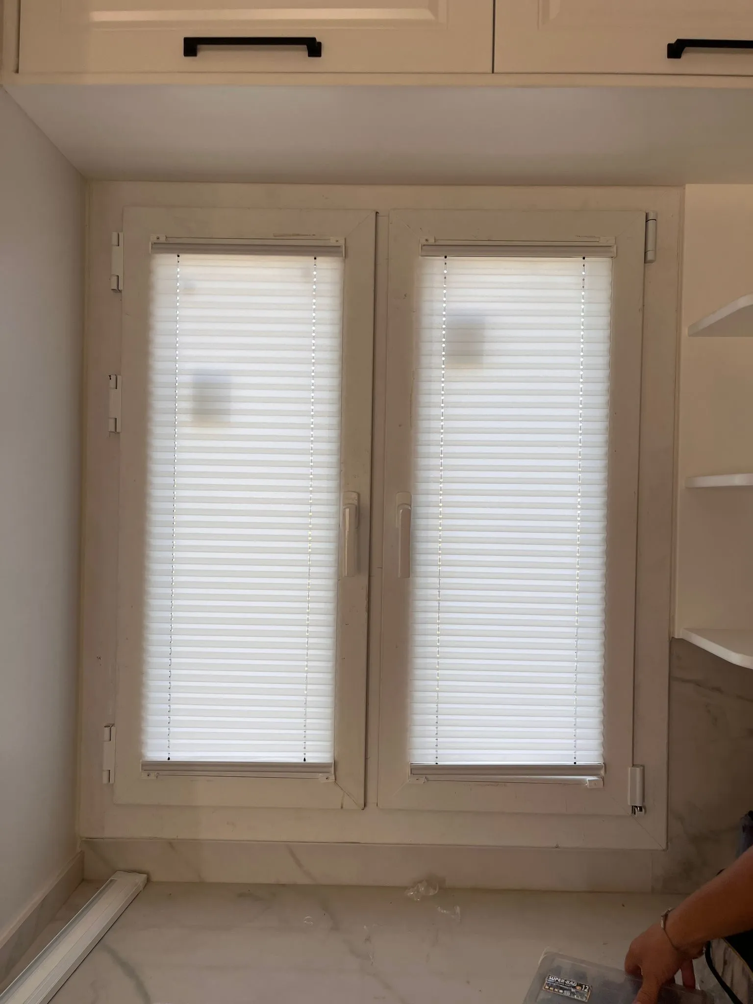 Çift kanatlı pencere beyaz plise stor perde mutfak banyo uygulaması – Fethiye