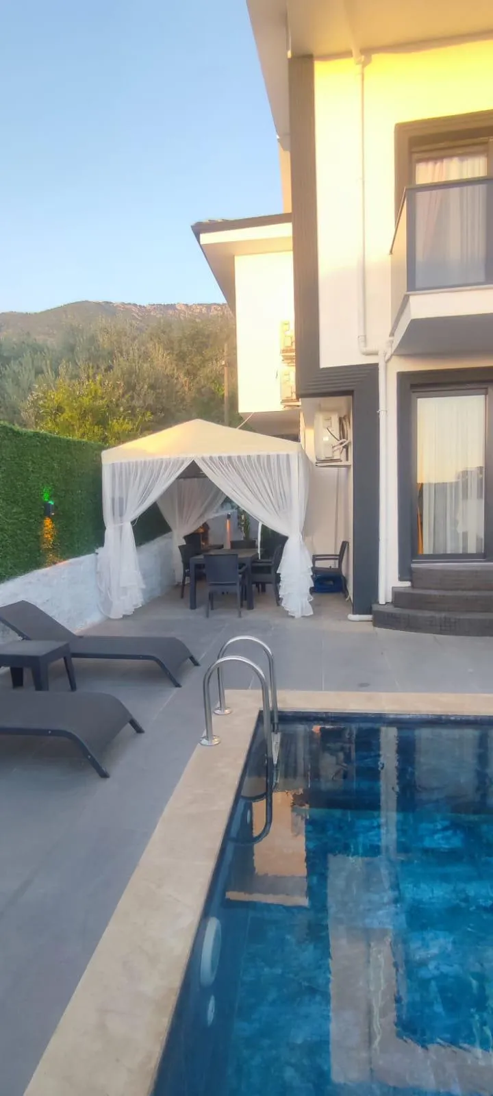 Villa havuz kenarı çardak için beyaz tül dış mekan perdesi – Fethiye villa perdesi