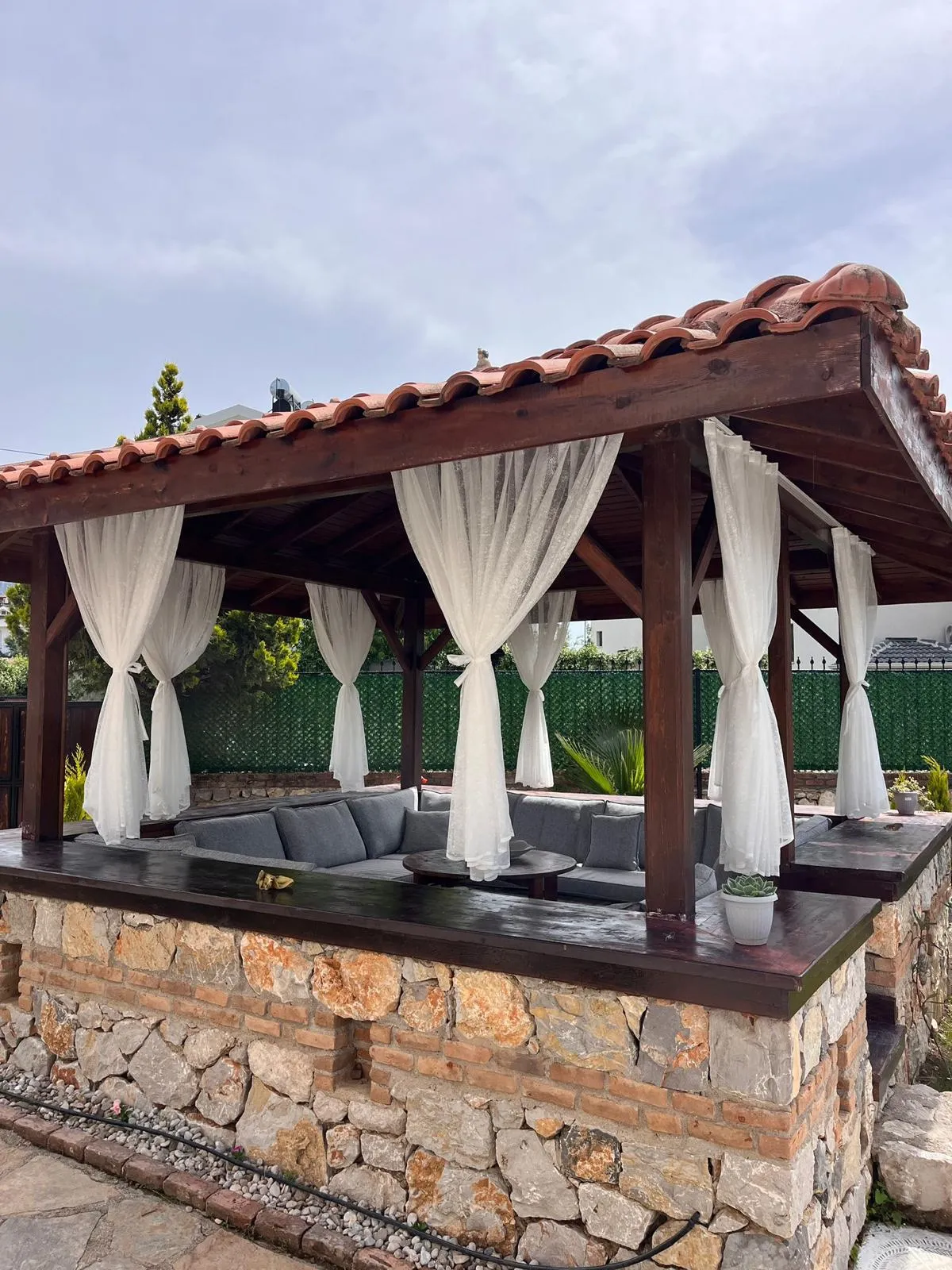 Villa çardağı için beyaz dış mekan tül perde uygulaması – Fethiye villa perdesi Sılam Perde