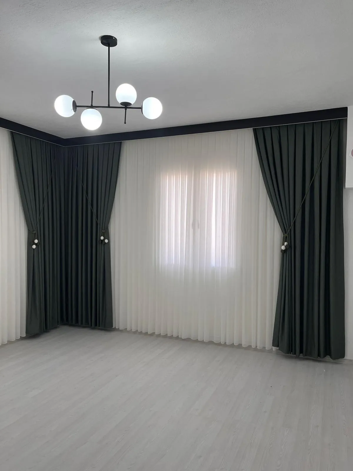 Koyu yeşil fon perde tül kombinasyonu villa oturma odası – Fethiye perde uygulaması