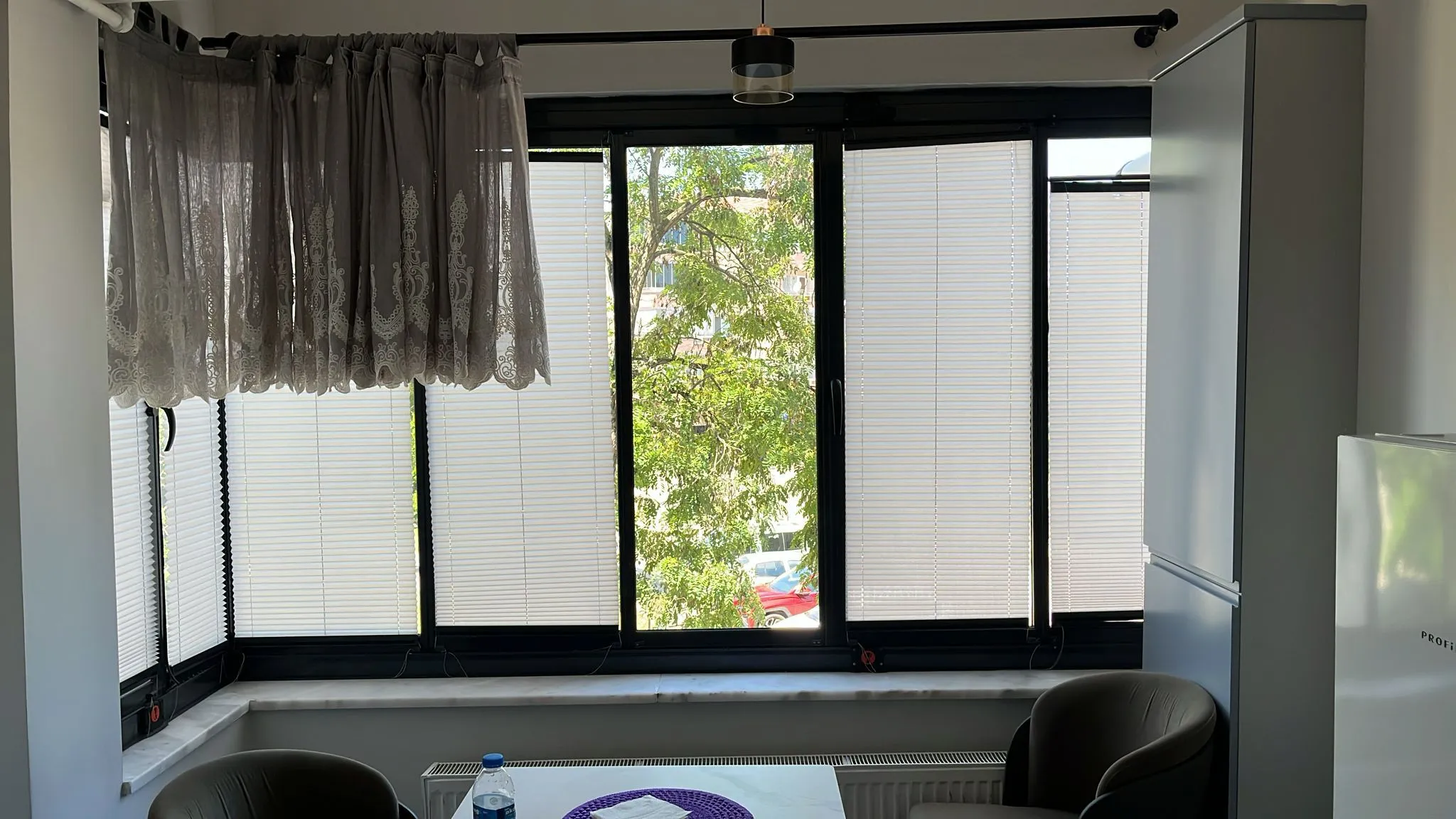 Jaluzi perde ve kısa tül perde birlikte ofis penceresi uygulaması – Fethiye